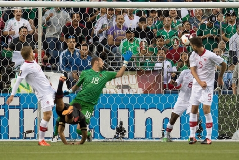 Raul Jimenez(Mexico) scores the first goal in the 2-0 win against Canada(PHOTO MEXSPORT). 